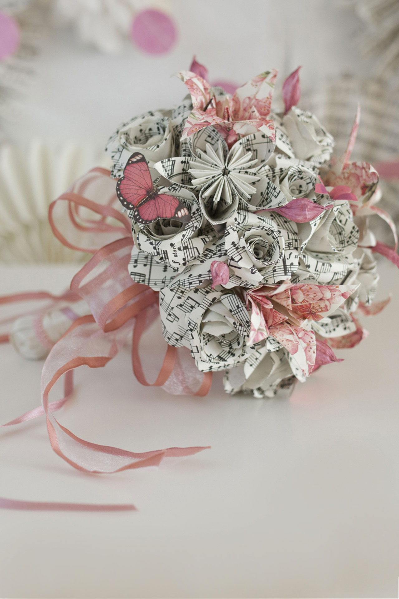 Come creare un bouquet di fiori di carta da sposa, il tutorial